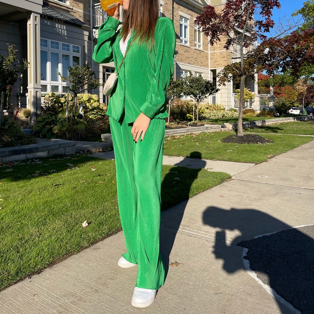 Amazing stylish green set.